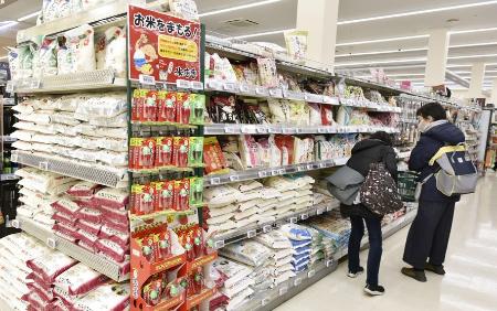 　スーパーのコメ売り場＝２月、東京都内
