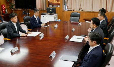 　運営会議の設置について武藤経産相（右手前から２人目）に報告する東京電力の小早川智明社長（左手前）＝２３日午後、経産省