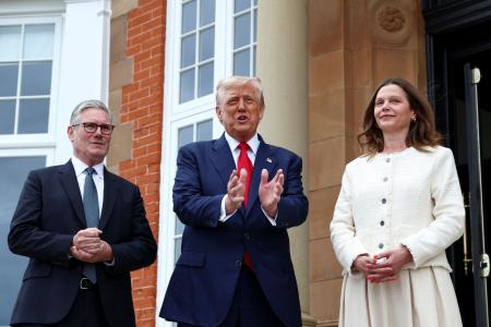 　会談に臨むトランプ米大統領（中央）、スターマー英首相（左）と妻ビクトリアさん＝２８日、英北部スコットランド・ターンベリー（ロイター＝共同）
