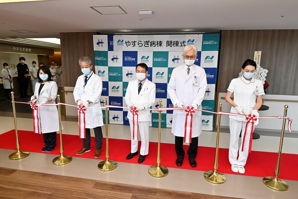 テープカットする松久卓院長（中央）ら＝岐阜市長良、国立病院機構長良医療センター