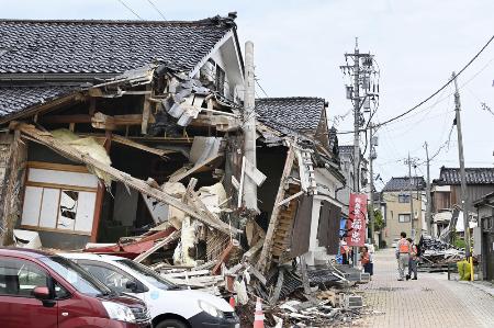 　能登半島地震で損壊した家屋＝昨年５月、石川県輪島市