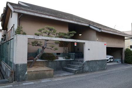 　女性の遺体が見つかった住宅＝４日午後５時１２分、堺市（表札と車のナンバーにぼかしを入れています）