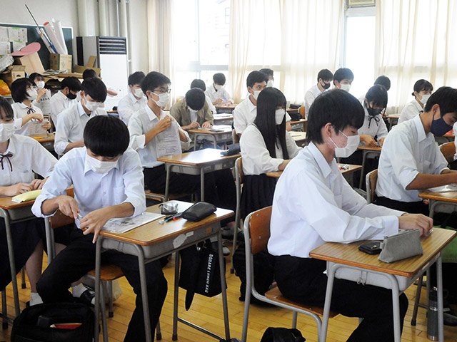 約２カ月ぶりに対面の授業を受ける３年生＝岐阜市則武、岐阜北高校