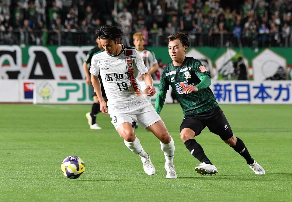 ＦＣ岐阜×高知＝前半、果敢にボールを奪いにいくFC岐阜のＦＷ横山（右）＝長良川競技場