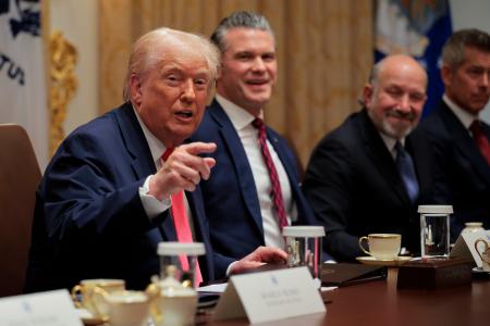 　２日、ホワイトハウスでの閣議で発言するトランプ米大統領（左）（ゲッティ＝共同）