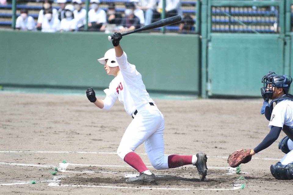 岐阜×中京＝２回表岐阜１死、左前にチーム初安打を放つ篠田＝大野レインボー