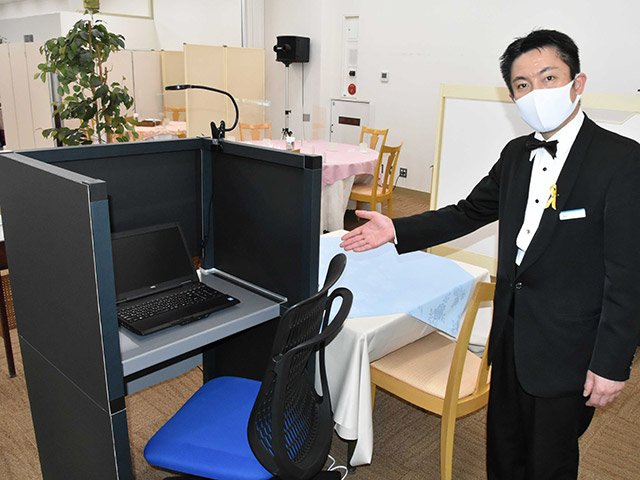 「スマートデスク」をＰＲする南谷虎伯マネジャー＝岐阜市神田町、オリビエ