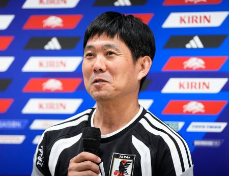 　事前合宿を終え取材に応じる森保監督＝７日、モンテレイ（共同）