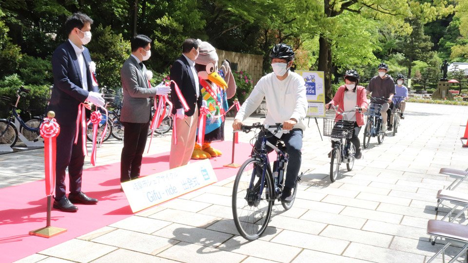 シェアサイクルの自転車に乗って街へ繰り出す利用者＝岐阜市大宮町、岐阜公園南サイクルポート