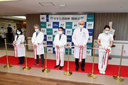 テープカットする松久卓院長（中央）ら＝岐阜市長良、国立病院機構長良医療センター