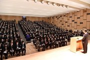 新県庁舎開庁式・仕事始め式で幹部職員らに訓示する古田肇知事（右）＝４日午前１０時１１分、新県庁舎