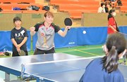 十六フィナンシャルグループの選手と練習する子どもたち＝大垣市郭町、大垣城ホール