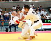 　男子６０キロ級決勝で、常磐・黒川太心（右）を攻める南筑・古賀龍之介＝和歌山ビッグホエール