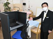 「スマートデスク」をＰＲする南谷虎伯マネジャー＝岐阜市神田町、オリビエ