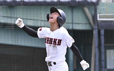 関商工×池田＝８回表、鈴木の適時二塁打で生還し歓喜する二走土岐＝長良川