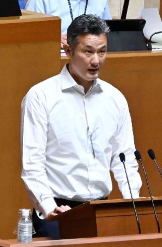 　福岡県議会本会議の一般質問前に謝罪する林泰輔県議＝２５日午後
