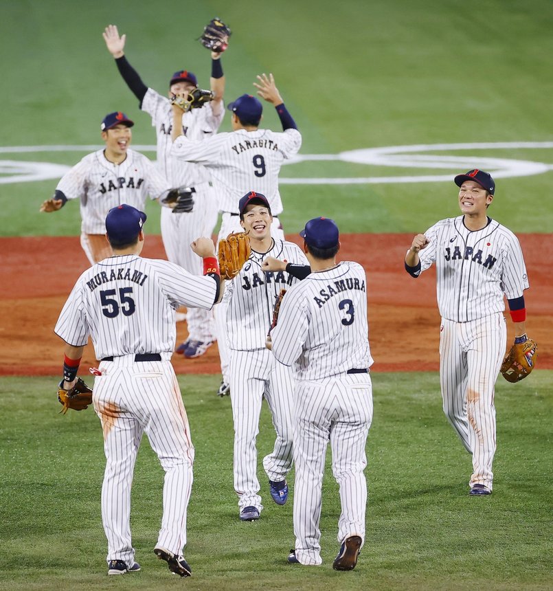 韓国を破って決勝進出を決め、タッチを交わす山田（中央）ら日本ナイン＝横浜スタジアム