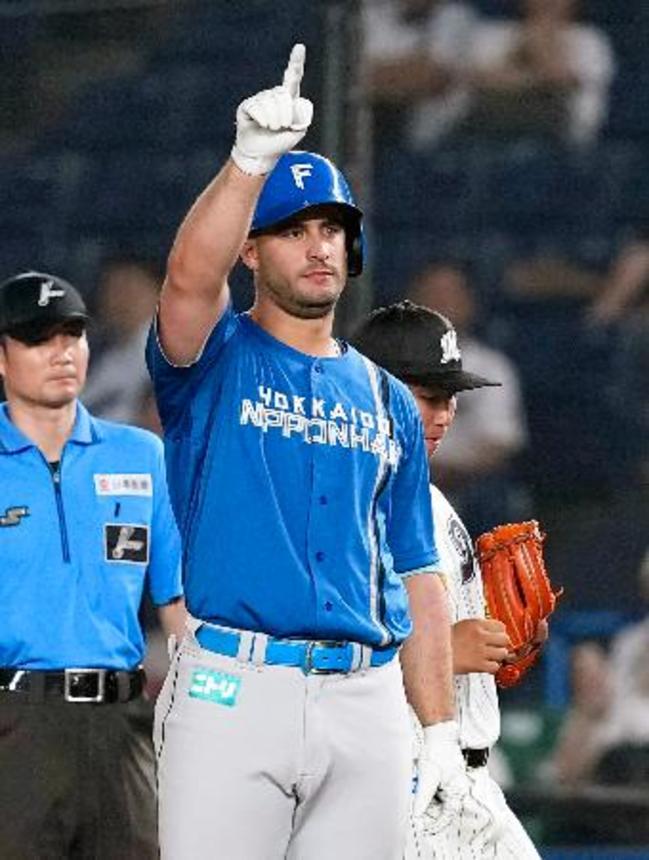 　１１回、勝ち越し打を放ちポーズをとる日本ハムのマルティネス＝ＺＯＺＯマリン