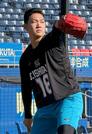 　ロッテの新人合同練習でキャッチボールするドラフト１位の石垣元気＝ＺＯＺＯマリン