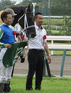 優勝馬キングズガードと寺島良調教師（右）、藤岡佑介騎手
