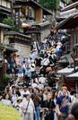 　訪日客などで混み合う京都・清水寺近くの産寧坂。政府は２０２５年１〜９月に日本を訪れた外国人客の累計が年間３千万人を最速で突破したと発表した＝１５日午後