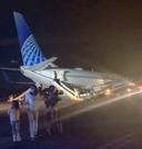 　関西空港に緊急着陸したユナイテッド航空機から、脱出用シューターを使って避難する乗客ら＝１２日午後（乗客提供）