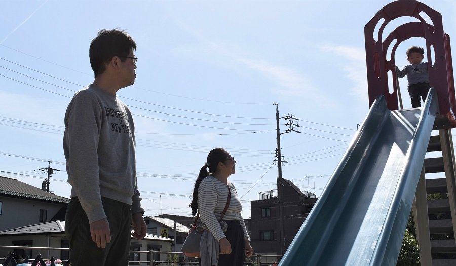 「この子に出会えて、心から幸せです」と話し、笑顔で写真に収まる一家＝岐阜市内（一部画像処理をしています）
