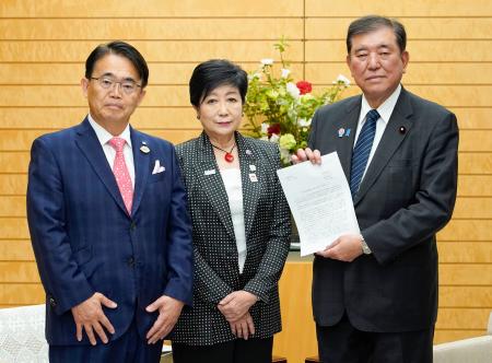 　東京都の小池百合子知事（中央）、愛知県の大村秀章知事（左）と面会する石破首相＝２２日午後、首相官邸