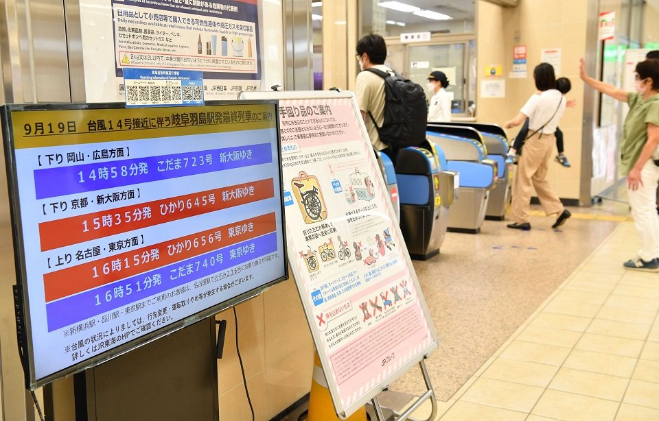 台風１４号の接近に伴う運行取りやめのため、最終列車の時刻の繰り上げを知らせる電光掲示板＝１９日午後１時６分、岐阜羽島駅