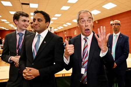 　２日、リフォームＵＫの下院選候補の勝利を祝うファラージ党首（手前右）＝英中部リバプール近郊（ゲッティ＝共同）