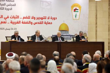 　２３日、ヨルダン川西岸ラマラで開かれたパレスチナ解放機構（ＰＬＯ）の会議（パレスチナ大統領府提供・ゲッティ＝共同）