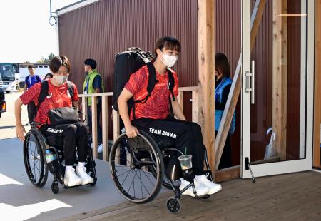 　宿泊拠点に入る車いすバスケットボール女子の選手たち＝１２日午前、名古屋市