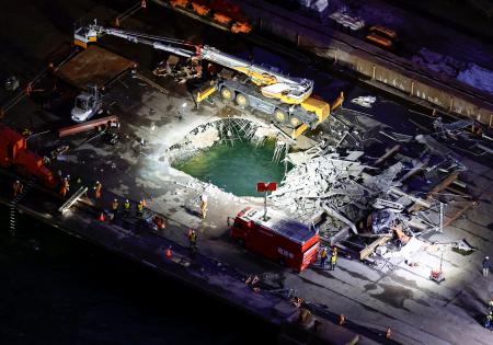 　足場が崩れ複数の作業員が落下する事故があった、ＪＦＥスチール東日本製鉄所敷地内の作業現場＝７日午後６時１７分、川崎市川崎区（共同通信社ヘリから）