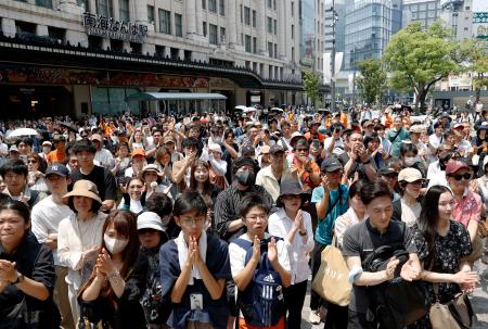 　参院選公示後初の週末を迎え、街頭演説に耳を傾ける人たち＝５日午前、大阪市中央区（画像の一部を加工しています）