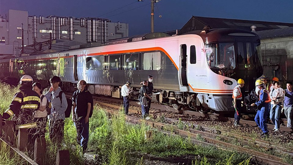 キャリアカーと衝突した列車＝１日午後、各務原市蘇原興亜町（乗客提供）