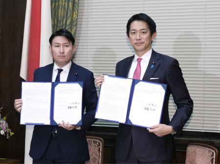 　合意文書に署名し、記念写真に納まる自民党の小林政調会長（右）と日本維新の会の斎藤政調会長＝１９日午後、国会