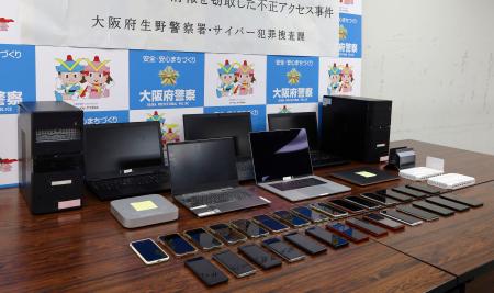 　押収されたパソコンなど＝２３日午後、大阪府警本部