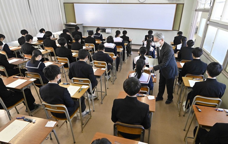 公立高入試で試験開始を待つ受験生たち＝３日午前９時１５分、岐阜市長良西後町、長良高校