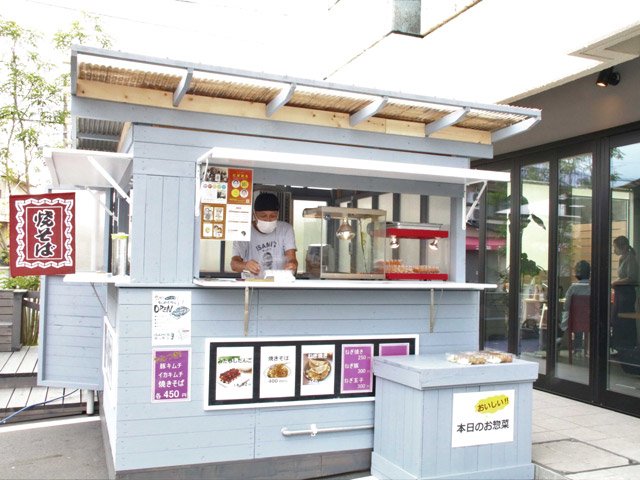 喫茶店前にオープンした屋台「ＩＳＡＭＩ’Ｓキッチン」＝岐阜市早田栄町、カフェ・ド・ヴィーヴル