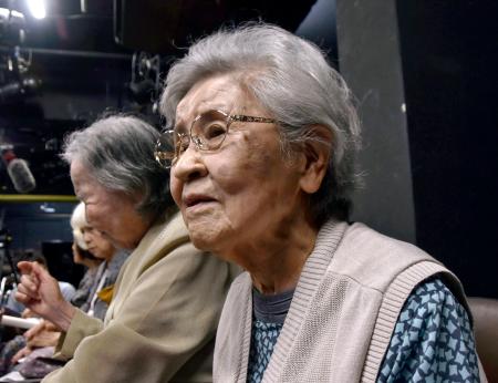 　報道陣の取材に応じるひめゆり同窓会の知念淑子会長＝１７日午後、那覇市