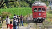 ＮＰＯ法人「にわてつ」によるイベントで行われた「モ７５５」の走行体験＝揖斐川町谷汲徳積、旧名鉄谷汲駅