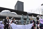 多治見駅南地区市街地再開発事業の完成を祝い除幕されたブロンズ像＝１日午前１０時７分、多治見本町
