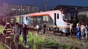 キャリアカーと衝突した列車＝１日午後、各務原市蘇原興亜町（乗客提供）