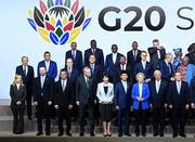 　Ｇ２０サミットに集まった高市首相（前列左から５人目）と各国首脳ら＝２２日、ヨハネスブルク（ゲッティ＝共同）