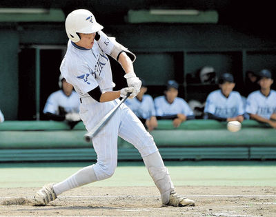 ２回裏帝京大可児１死二、三塁、先制適時打を放つ羽石（撮影・坂井萌香）