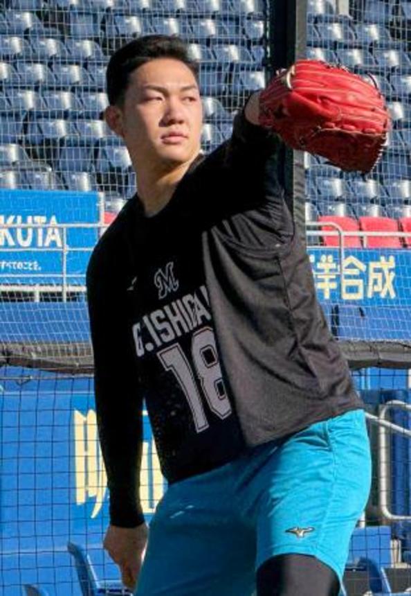 　ロッテの新人合同練習でキャッチボールするドラフト１位の石垣元気＝ＺＯＺＯマリン