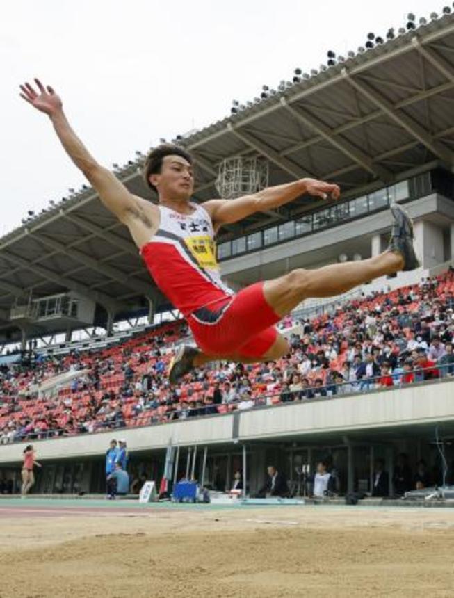 　男子走り幅跳び　８メートル１０で優勝した橋岡優輝＝神戸ユニバー記念競技場