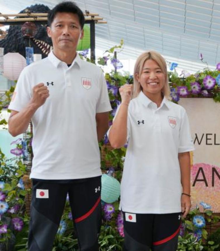 　フラッグフットボールの世界選手権を前に写真に納まる女子代表の金谷（右）と延原監督＝１０日、羽田空港