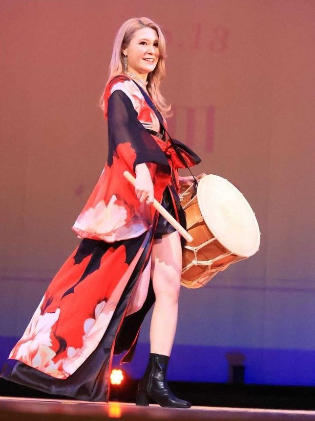 ミスコンテストで和太鼓を演奏した富田さん。パリコレでも同じ太鼓を持ってランウエーを歩く＝今年３月、東京都内（富田さん提供）
