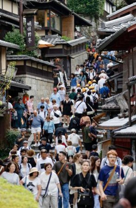 　訪日客などで混み合う京都・清水寺近くの産寧坂。政府は２０２５年１〜９月に日本を訪れた外国人客の累計が年間３千万人を最速で突破したと発表した＝１５日午後